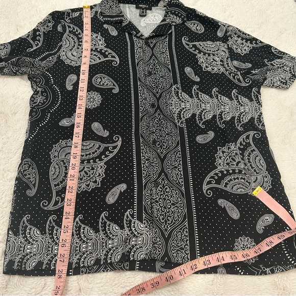 Forever 21 Men - Black & White Paisley Short Sleeve Button Down Shirt - Picture 3 of 6